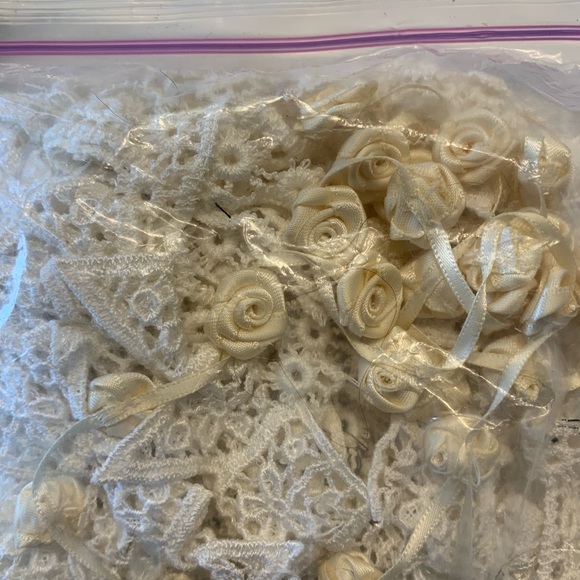 Lot of Lace - Picture 3 of 11